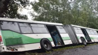 Totálkáros lett az a csuklós busz, amit egy fiatal férfi lopott el Fejér megyében, majd árokba csapódott vele – videó