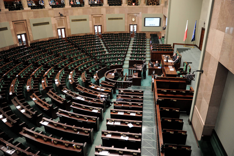 Janusz Piechociński w pustej sali posiedzeń