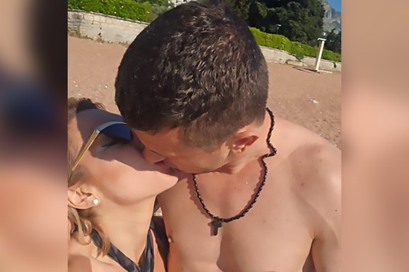 TIGAR I JOVANA RAZMENJUJU NEŽNOST NA PLAŽI Bokser je vodi u najskuplje restorane u Crnoj Gori, a danas je za njih bitan dan: "Ti si moj heroj"