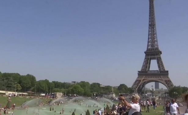 Fala upałów w Europie Zachodniej. Paryżanie szukają ochłody w fontannach przy Trocadero [WIDEO]