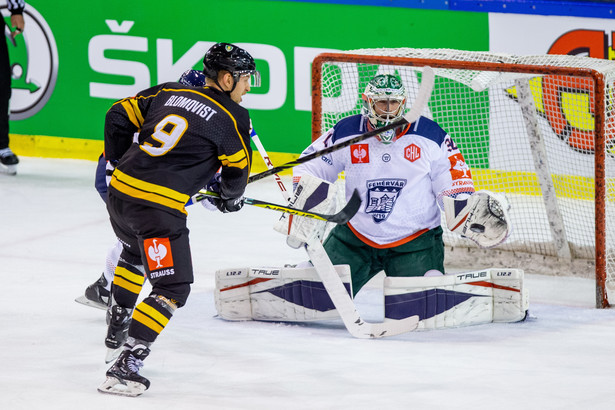 Zawodnik GKS Katowice Christian Blomqvist (L) i Olivier Roy (P) z Fehervar AV19 podczas meczu grupy D hokejowej Ligi Mistrzów