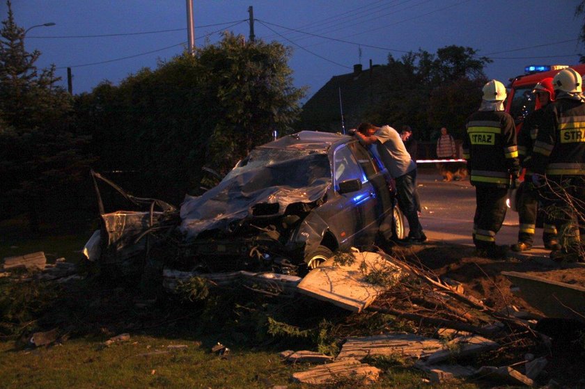 Tragiczny wypadek na Oświęcimskiej w Opolu. BMW wjechało w betonowy płot