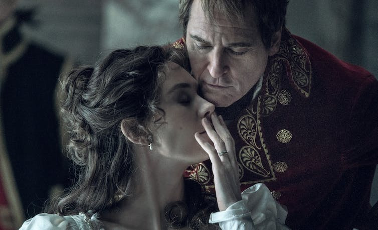 Vanessa Kirby i Joaquin Phoenix w "Napoleonie"