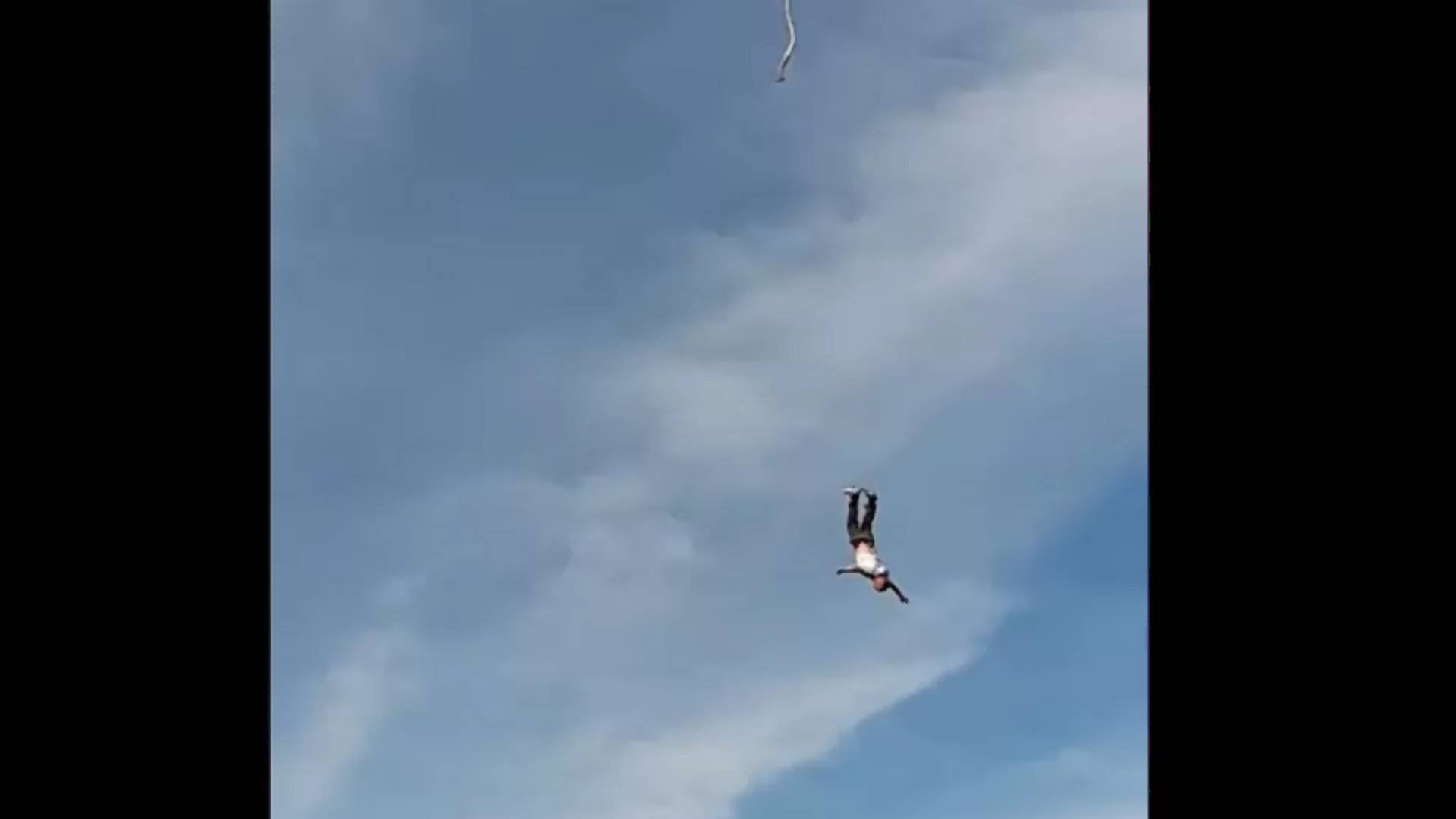 Sokkoló videó: 92 méter magasról ugrott a mélybe, elszakadt a bungee jumping kötele