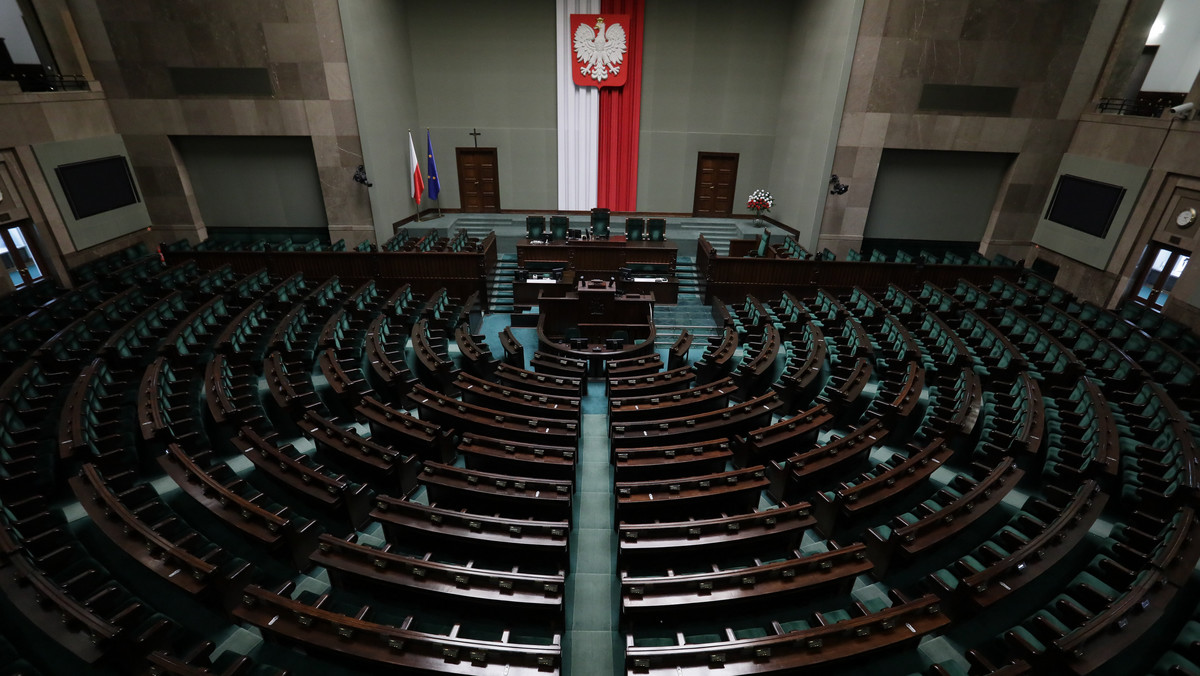 Na Prawo i Sprawiedliwość chciałoby zagłosować 39 proc. Polaków. Rządząca partia jako jedyna traci poparcie, wyraźnie zyskuje Konfederacja, Koalicja Obywatelska oraz Lewica - wynika z badania Kantar przeprowadzonego w dniach 11-16 października.