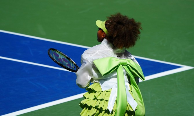 Lolita moda na Naomi Osaki u belom sportu 