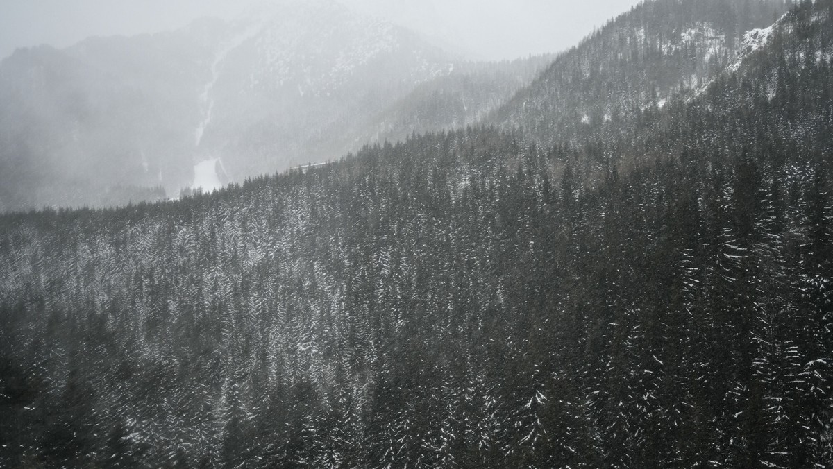 Tatry z porywistym wiatrem i mrozem. Służby wydały komunikat