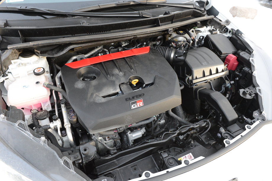 Toyota Yaris GR ma pod maską 3-cylindrowy silnik z turbo, ale o mocy aż 261 KM. Co więcej, ta jednostka uwielbia wysokie obroty - "kręci się" aż do 7 tys. obr./min. Jak w wyczynowych samochodach!