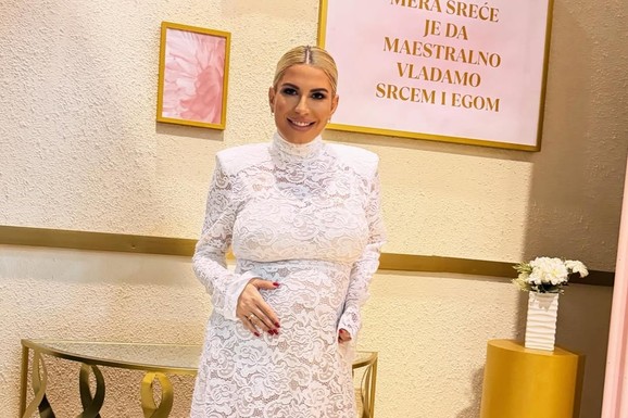 RUKA NA STOMAKU, OSMEH NE SKIDA SA LICA Trudna Dea Đurđević sva u belom: Pozirala u dugoj haljini, a prsten u prvom planu (FOTO)
