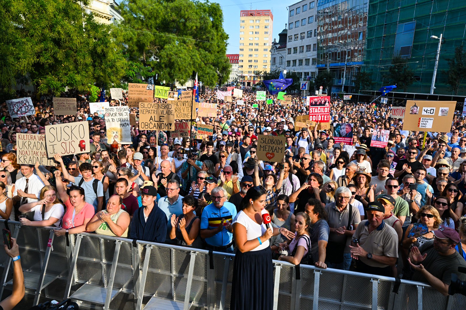 Na Námestí SNP v Bratislave v utorok podvečer protestovali proti krokom vlády tisíce ľudí.