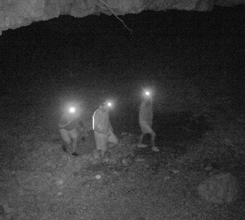 Kamera ukryta w jaskini "upolowała" turystów łamiących zakaz wstępu