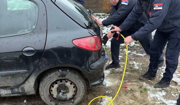 Akcija spasavanja zaključanog deteta u kolima