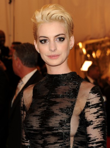 Anne Hathaway na gali MET