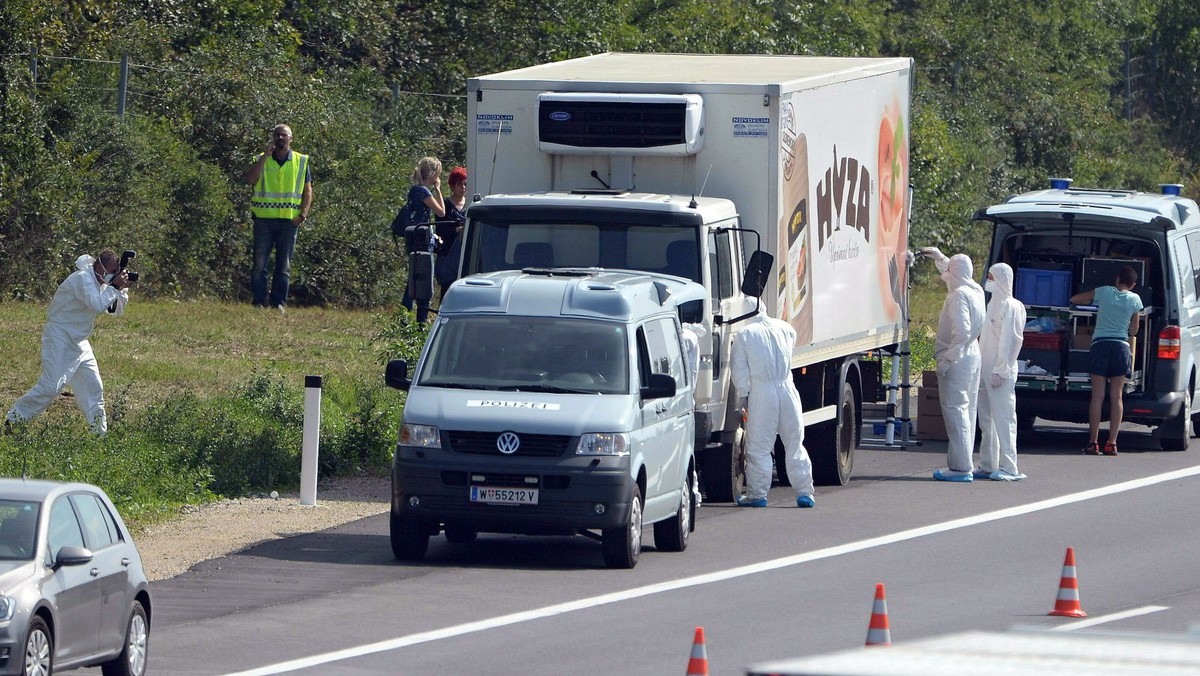 Zwłoki kilkudziesięciu uchodźców znaleziono we wschodniej Austrii w ciężarówce chłodni, odstawionej w zatoce awaryjnej na autostradzie A4 między granicą Węgier a Wiedniem. Pojazd ma węgierskie numery rejestracyjne, trwają poszukiwania jego kierowcy. Dochodzi coraz więcej szczegółów tej makabrycznej sprawy.