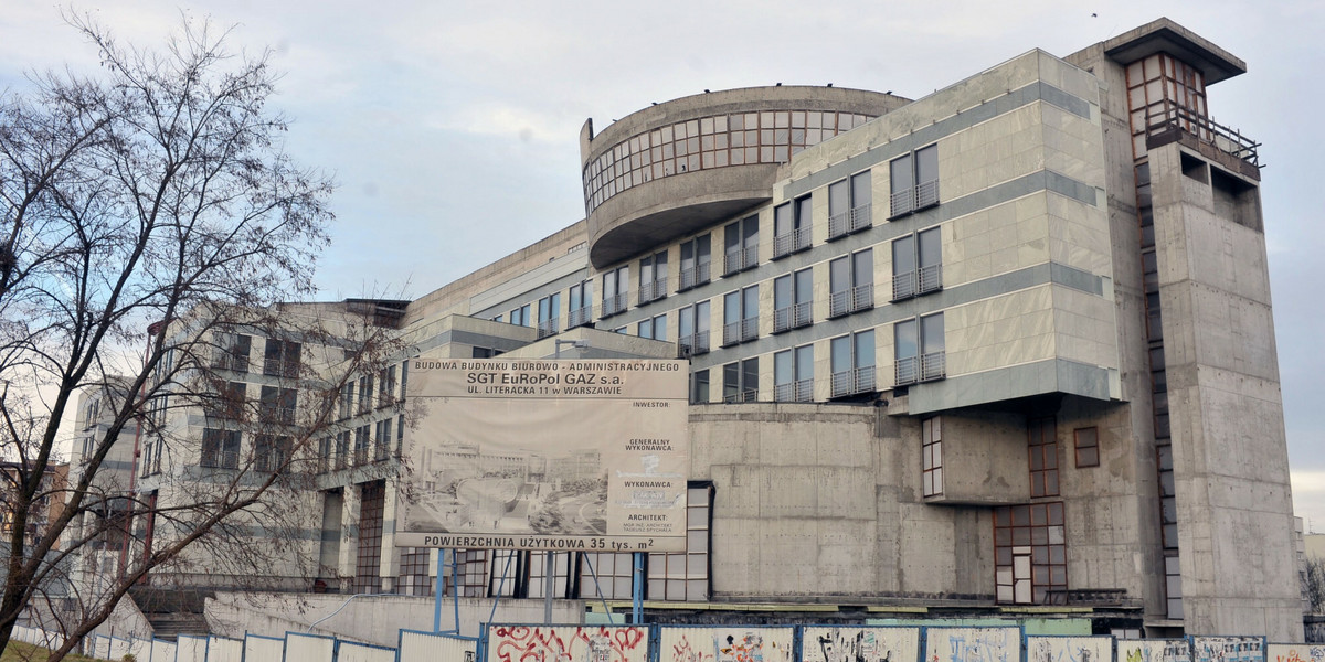 Dzięki wyprawom amatorów urbeksu możemy zobaczyć jak niedokończony budynek polsko-rosyjskiej spółki wygląda w środku.