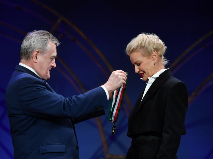 Małgorzata Kożuchowska odbiera z rąk ministra Piotra Glińskiego medal "Zasłużony Kulturze Gloria Artis"