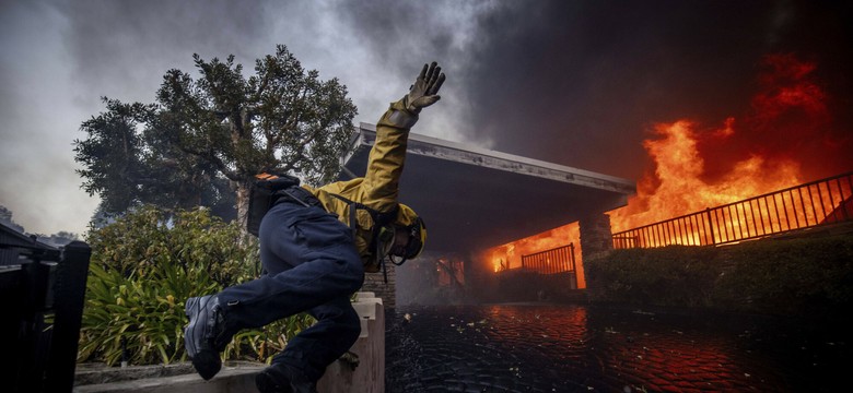 Dantejskie sceny w Los Angeles. Pożar eskaluje, ludzie uciekają z domów i samochodów
