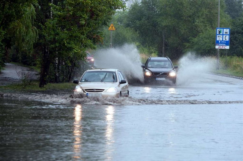 Poznań zalany. Samochody zatopine. FOTO