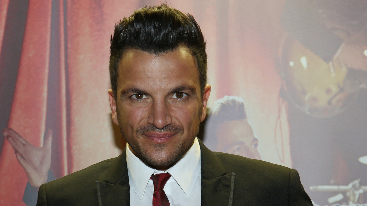 Peter Andre w rozmowie z "Radio Times" zaskoczył wszystkich wyznaniem. Gwiazdor lat 90. ujawnił, że jego ojciec będąc dzieckiem został sprzedany do niewoli. "Do niedawna nie miałem o tym pojęcia. Zapytałem: 'tato, ale naprawę" i odpowiedział, że tak wyglądało wówczas życie" - opowiadał Peter Andre w rozmowie z "Radio Times".