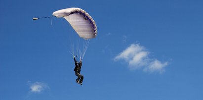 Tragedia w Elblągu. 64-letni spadochroniarz runął na ziemię tuż przed blokiem