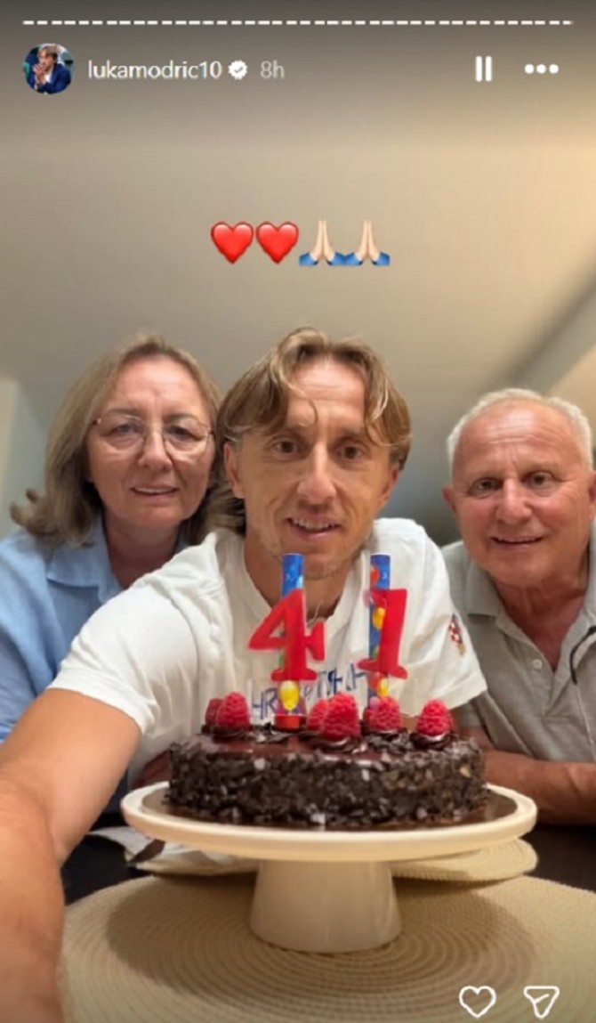Luka Modrić sa roditeljima, uz rođendansku tortu