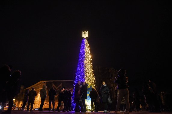 Zwiedzający przy choince na placu Sofijskim w Kijowie. 27.12.2022 r.