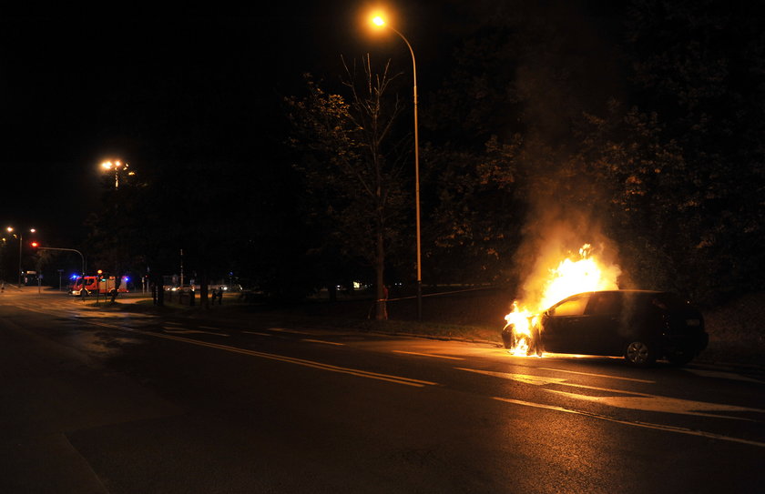 pożar samochodu na ulicy