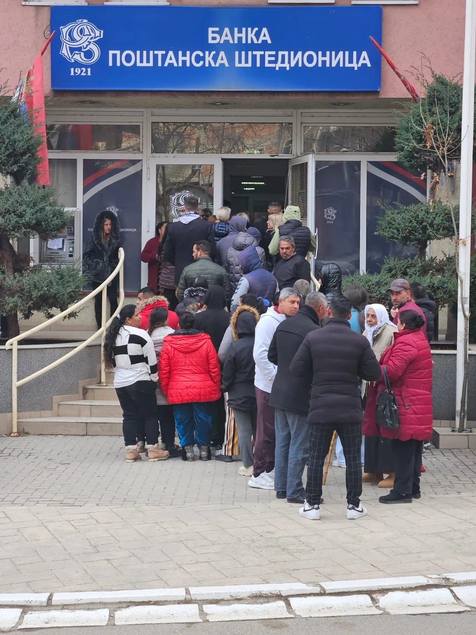 Srbi na Kosovu već tri meseca čekaju u redovima ispred banke Poštanske štedionice na isplatu plata, penzija i socijalnih primanja