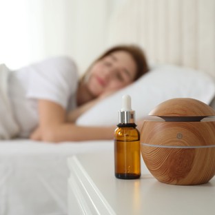 Milyen illóolajok hatnak az alvásra? Így segíthet az aromaterápia