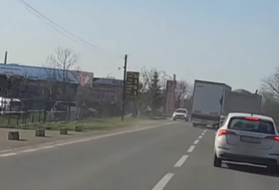 Čovek umalo da se zakuca u banderu zbog bahatog vozača kamiona!