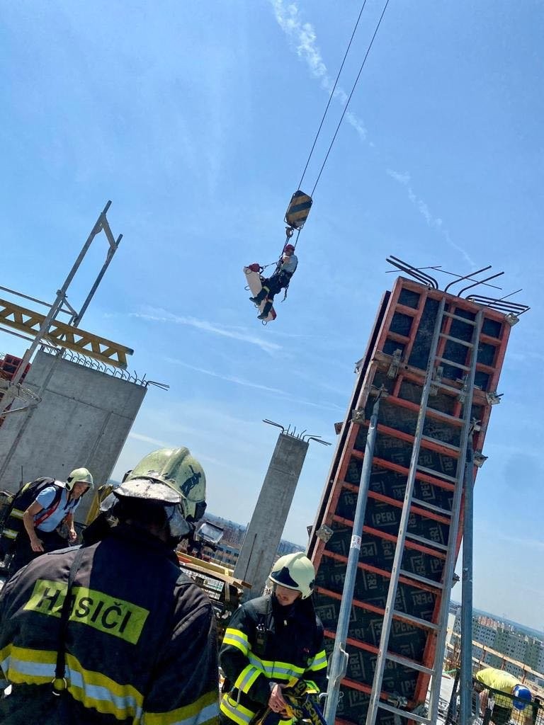 Hasiči v Petržalke pomohli zranenému robotníkovi na stavbe na 17. poschodí.