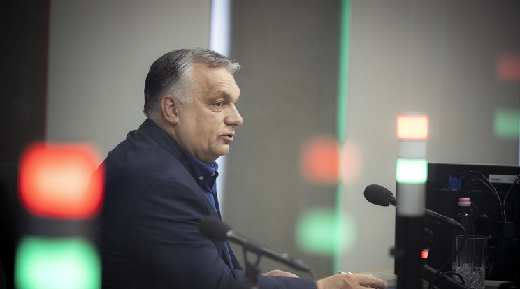 A Miniszterelnöki Sajtóiroda által közreadott képen Orbán Viktor miniszterelnök interjút ad a Jó reggelt, Magyarország! című műsorban a Kossuth Rádió stúdiójában / Fotó: MTI/Fischer Zoltán