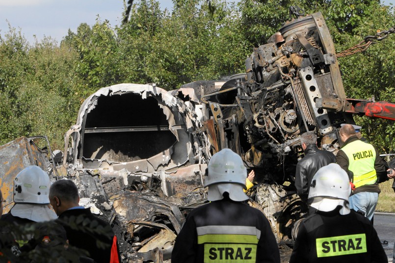 - Auto jest zwęglone, całkowicie spalone. Na początku ciężko było w ogóle ocenić co to za pojazd, ale teraz możemy już potwierdzić, że to karetka - powiedziała TVN24 Iwona Mazur, rzeczniczka policji w Trzebnicy.