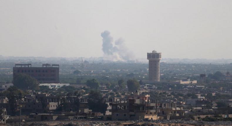 Smoke rises in Egypt's North Sinai as seen from the border of southern Gaza Strip with Egypt July 1, 2015. REUTERS/Ibraheem Abu Mustafa