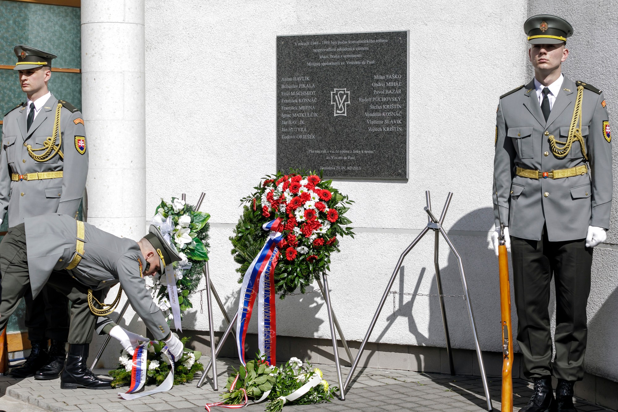 Kladenie vencov pri príležitosti 75. výročia Akcie Kláštory.