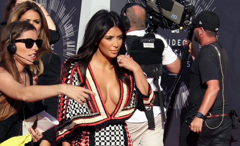 Najpopularniejsza celebrytka w Hollywood – Kim Kardashian – pokazała imponujący dekolt w sukience z kolekcji Resort 2015 domu mody Balmain