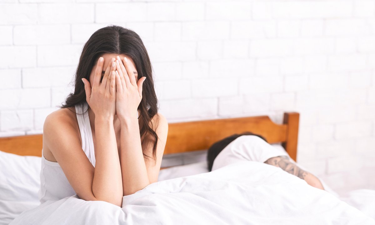 Spanie razem czy osobno? Ekspertka o wpływie na zdrowie i związek