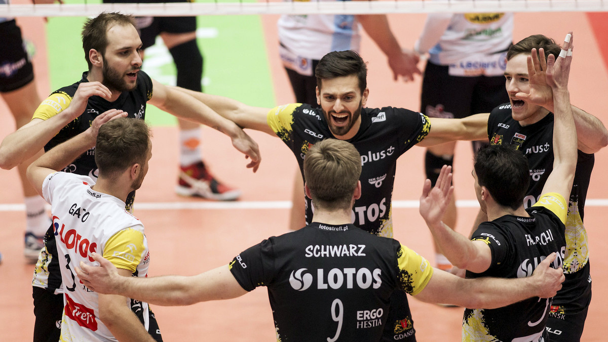 Asseco Resovia Rzeszów i PGE Skra Bełchatów awansowały do półfinału turnieju Pucharu Polski siatkarzy rozgrywanego we Wrocławiu i w sobotę zmierzą się ze sobą. W drugiej parze ZAKSA Kędzierzyn-Koźle powalczy z zespołem Lotos Trefl Sopot.