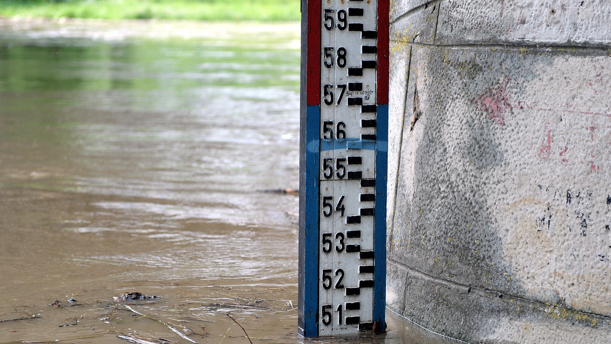 W ciągu najbliższej doby, w wyniku intensywnych opadów deszczu, podniesie się stan wody w rzekach środkowego dorzecza Odry. Lokalnie rzeki podgórskie i górskie w tym rejonie mogą przekroczyć stany alarmowe - ostrzega IMiGW.