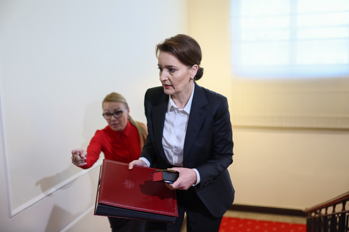 Warszawa, 19.12.2023. Minister do spraw polityki senioralnej Marzena Okła-Drewnowicz w drodze na posiedzenie rządu.o