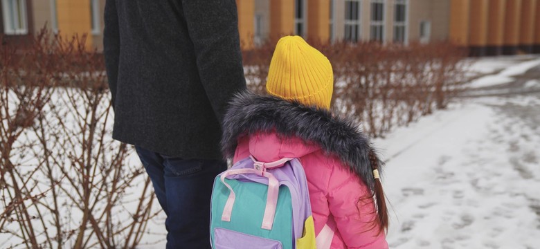 Szkoły i przedszkola zamknięte z powodu śnieżycy. Te samorządy już zdecydowały