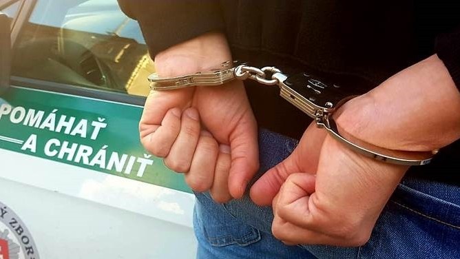 Polícia obvinila 69-ročného muža z trestného činu nebezpečného vyhrážania. (ilustračné foto)