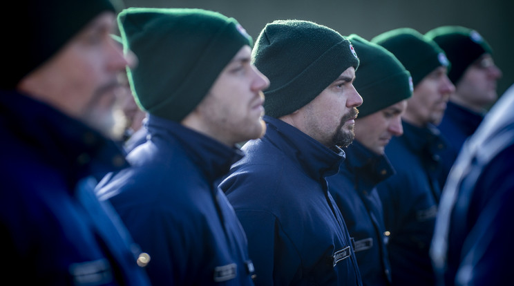 A határvadászok átvették a katonák feladatait a déli határvadász szakaszon / Fotó: MTI/Ujvári Sándor