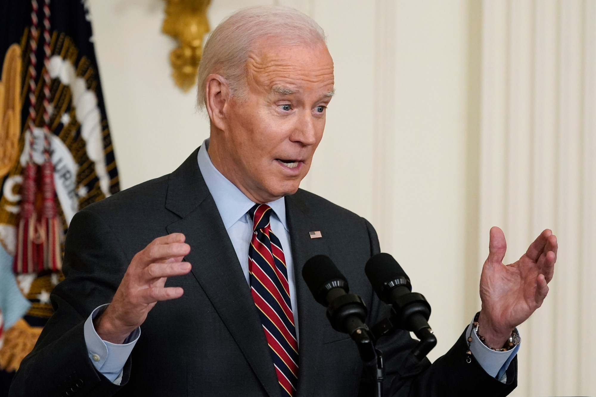 Biden povedal, že násilie páchané strelnými zbraňami v USA "trhá dušu" tejto krajiny.