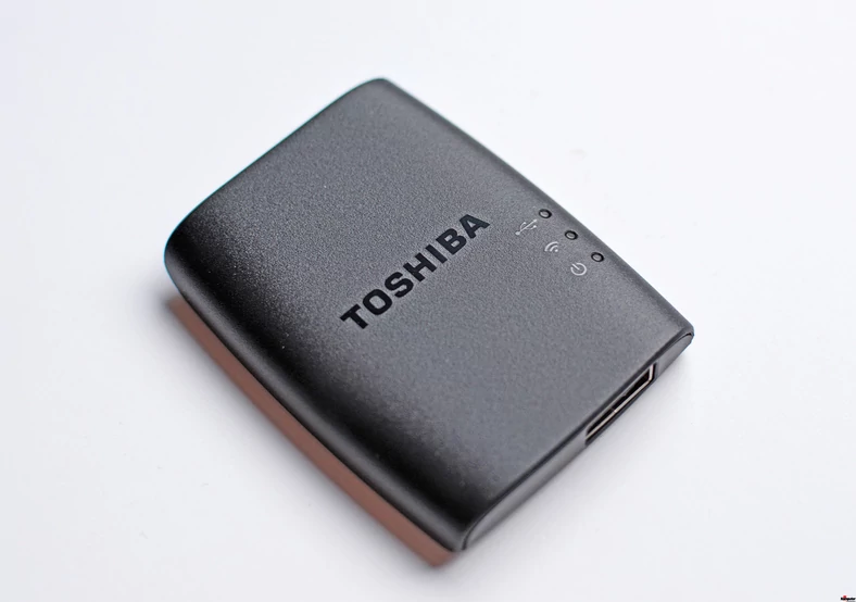 Toshiba STOR.E - network adapter Specyfikacja: interfejs - USB 2.0, wymiary - 6,3 x 4,8 x 1 cm, waga - 24 g, Wi-Fi 802.11 b/g/n 2,4GHz