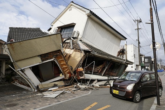 LETOVI OTKAZANI, PUTEVI RAZORENI, KUĆE URUŠENE Apokaliptične scene u Japanu nakon razornog zemljotresa: 13 osoba poginulo, jaka eksplozija urušila tržni centar (FOTO/VIDEO)