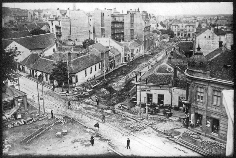 Ne samo da se stavlja nova podloga već su menjane i tramvajske šine, novi trotoari… isto kao i danas.