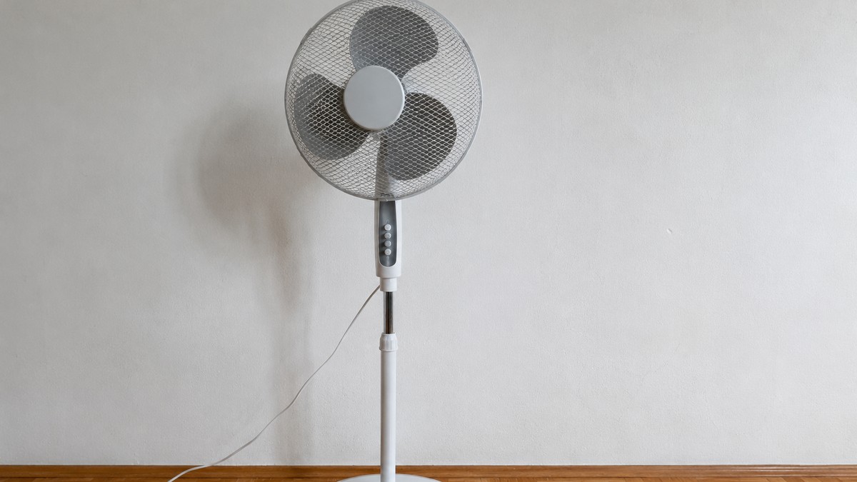 Ventilator će hladiti kao klima ako uz njega stavite ovu stvar iz kuhinje