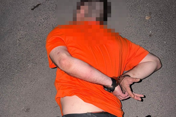 (FOTO, VIDEO) OVAKO JE UHAPŠEN ALIBEG, BIVŠI VOĐA "ZABRANJENIH" Policajci mu prišli s leđa i bacili ga na pod, kod sebe imao napunjen pištolj: "Pao" u trafici dok je kupovao cigarete