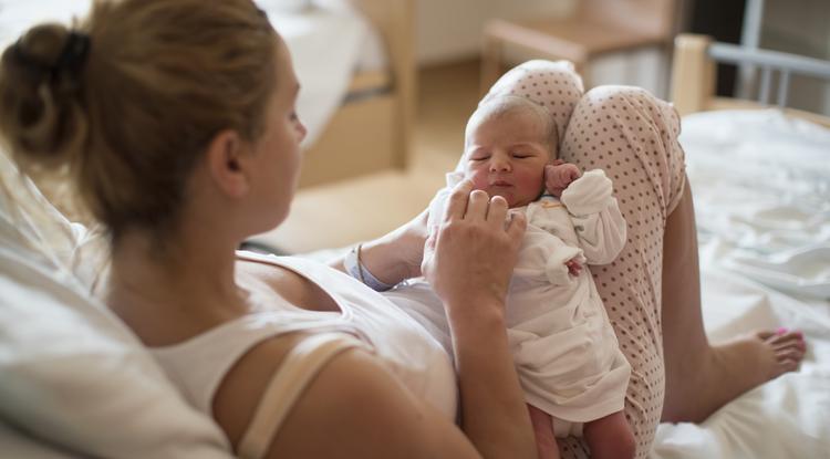 Ezt tette az anyós, a szülés után a menyével és az unokájával Fotó: Getty Images